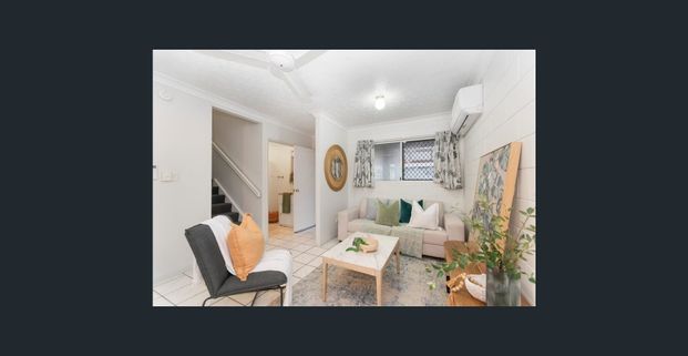 Charming Two-Bedroom Townhouse with Balcony in the Heart of Rosslea! - Photo 1