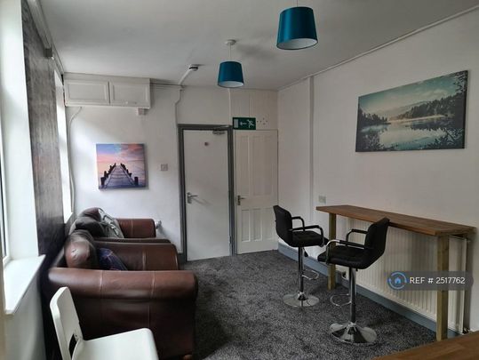 1 bedroom in a house share to rent - Photo 1