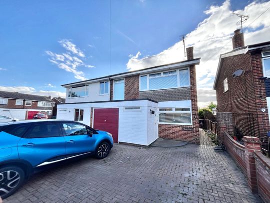 Crouchmans Avenue, Great Wakering, Southend-on-Sea, Essex, SS3 0DQ - Photo 1