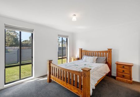 Modern Three Bedroom Home - Photo 5