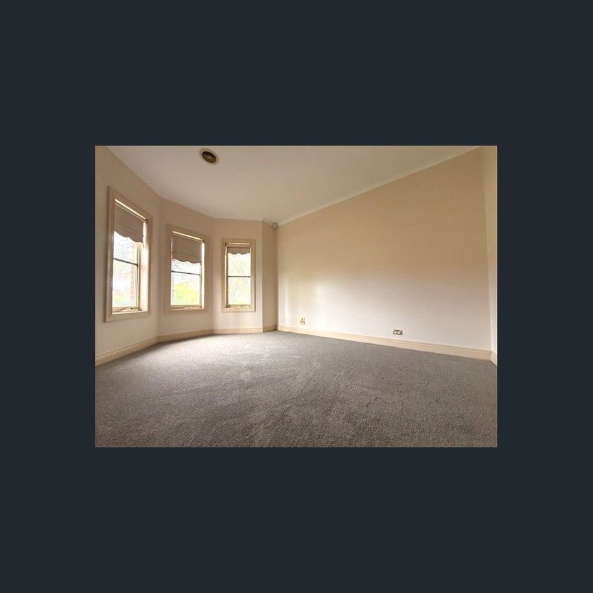 Victorian Style Home in a Prime Caroline Springs Location! - Photo 1