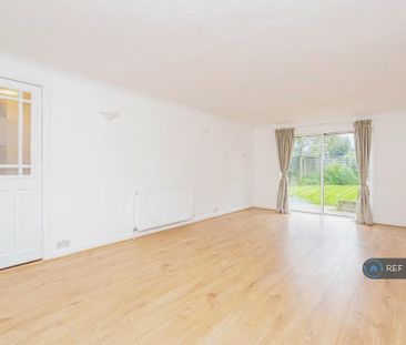 4 bedroom semi-detached house to rent - Photo 2