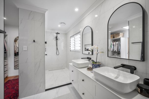 Stunning Fully Renovated Family Home with Magnesium Pool – All Inclusive! - Photo 1