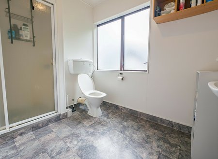 Sunny 4-6 bedroom flat in prime location - Photo 4