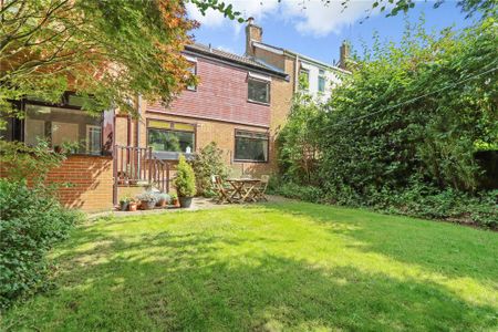 4 bedroom semi-detached house to rent - Photo 2