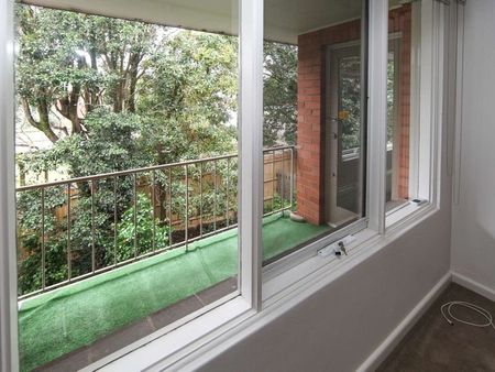 Spacious and private 1 bedroom apartment in Malvern East - Photo 4