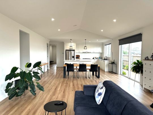 LUXURIOUS FAMILY LIVING!!! - Photo 1