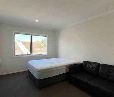 Upstairs Studio Room in Glenview - Photo 4