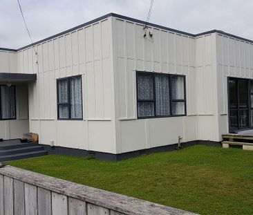 2 Bedroom Sunny Art Deco Style in Paparangi - Photo 2