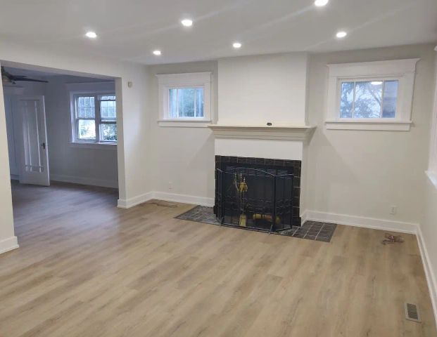 Recently Renovated 5 Beds Detached House at Crescent Heights — 4 Bedrooms+ Den House - Photo 1