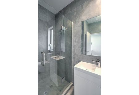 Cosy Modern Townhouse – Available Now! - Photo 4