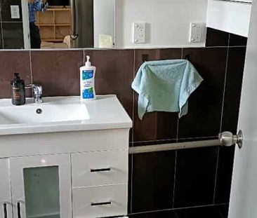 Beaufully presented two bedroom unit with a garage - Photo 5