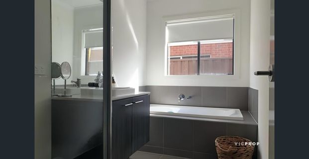 Stylish 4-Bedroom Family Home with Alfresco & Modern Interiors in Lara - Photo 1