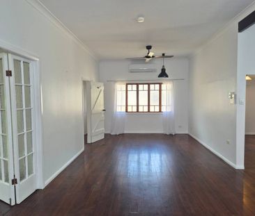 CHARMING BEACHSIDE COTTAGE - Photo 2