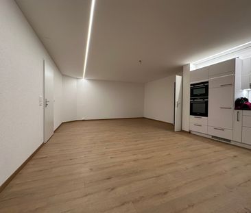 "grosse, moderne 2.5-Zimmer-Wohnung mit Lift und eigenem Waschturm" - Photo 4