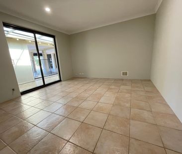 Spacious family living with poolside paradise! - Photo 1