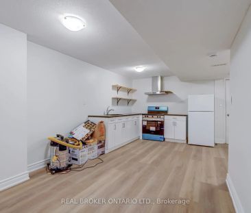 75 Hummingbird Street W #LOWER - Photo 3