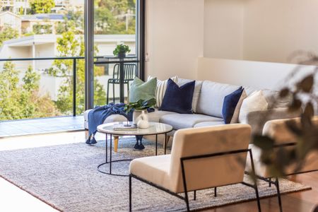 Spacious 4 Bedroom Townhouse - Photo 2