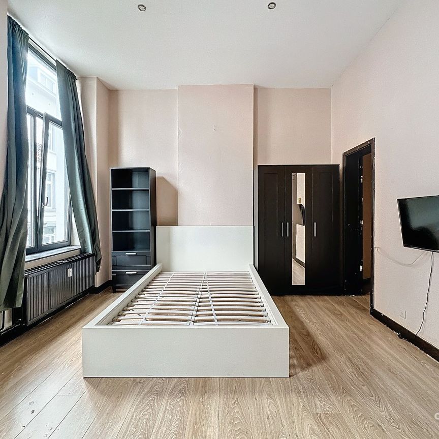 IXELLES - CHARMANT GEMEUBILEERD STUDIO-APPARTEMENT VAN 36M² - Photo 1