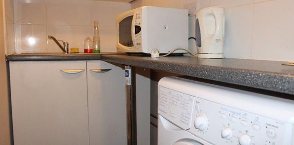 1 bedroom in a house share to rent - Photo 2