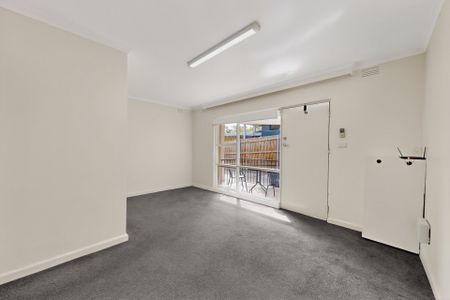 Easy Living in the Heart of Essendon – Water & Power Included - Photo 4