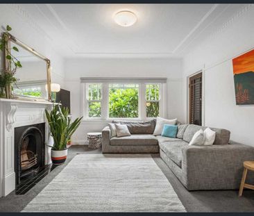 Art Deco Upper Duplex with Courtyard - Photo 1