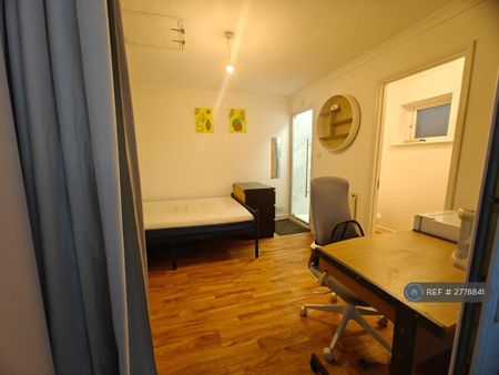 1 bedroom in a house share to rent - Photo 3