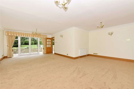 A spacious and well presented 3 bedroom detached bungalow in a popular cul-de-sac. - Photo 2