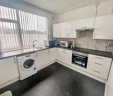 1 bedroom in a house share to rent - Photo 2