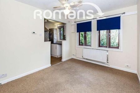 Stephenson Court, Slough, SL1 - Photo 2