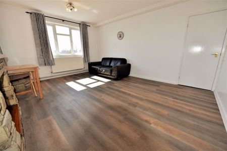 2 bedroom Flat in Queenswood Drive, Leeds - Photo 4