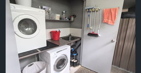 SPACIOUS 3 BEDROOM GROUND FLOOR UNIT WITH POOL - Photo 2