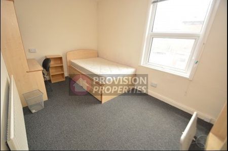 5 Bedroom House in Hyde Park Leeds - Photo 2