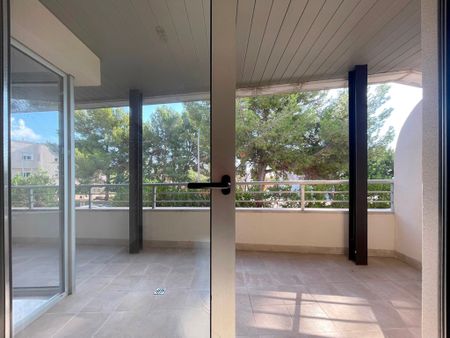 Apartamento sin amueblar con terraza, parking, un dormitorio, sin amueblar, San Agustin. - Photo 2