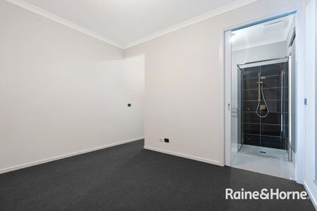 Stunning Family Home in Cranbourne East - $600/week - Photo 3