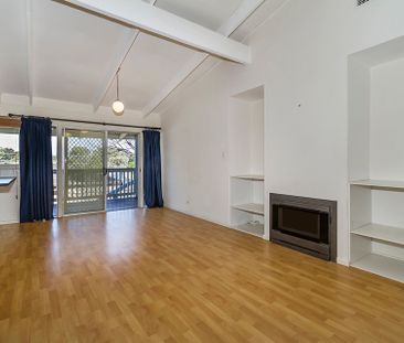 Large 3 Bedroom Family Home with Stunning Views - Photo 3