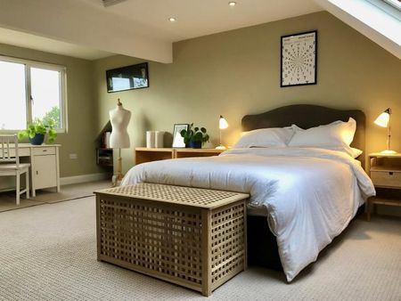 Large peaceful ensuite attic room with kingsize Loaf bed - Photo 4