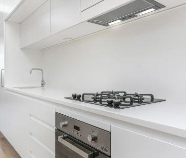 Architecturally-designed luxury apartment with a peaceful, leafy ou... - Photo 1