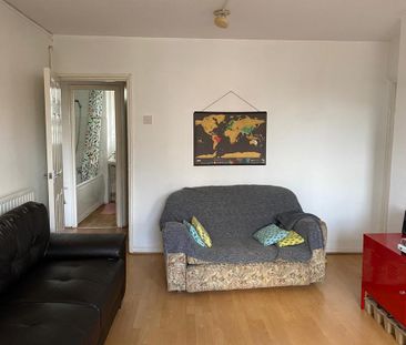 3 bedroom flat to rent - Photo 2