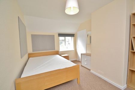 4 bedroom semi-detached house to rent - Photo 2