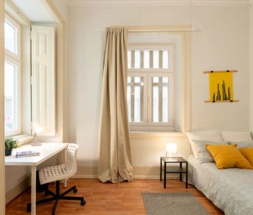 Room in a shared 10-bedroom apartment for rent in Lisbon perfect fo... - Photo 1