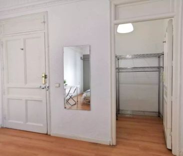 Room in a shared 8-bedroom apartment for rent in Castellana - Photo 5