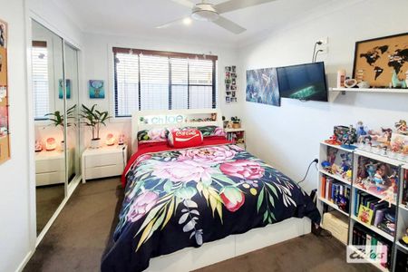 BEAUTIFUL HOME IN QUIET ESTATE - Photo 4