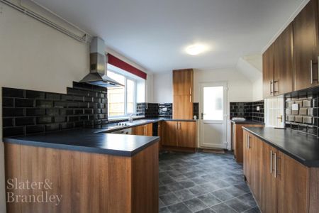 3 bedroom end of terrace house to rent - Photo 3