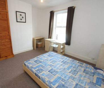Terraced House to rent on - Photo 5