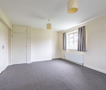 Available unfurnished now - Photo 3