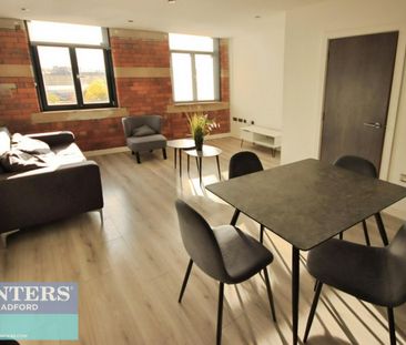 2 bedroom Flat To Let - Photo 1