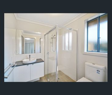 MODERN FOUR BEDROOM FAMILY HOME - Photo 2