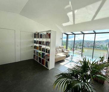 Wohnen mit Weitblick - 5.5-Zimmer-Einfamilienhaus mit Naturpool. - Photo 1