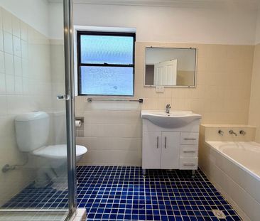 Perfectly located home with parking - Photo 5